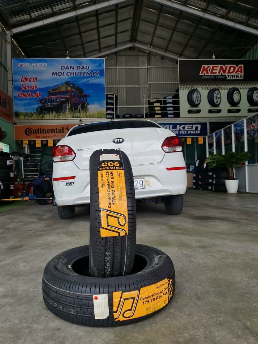 xe kia soluto thay lốp 175/70R14 continental cc6