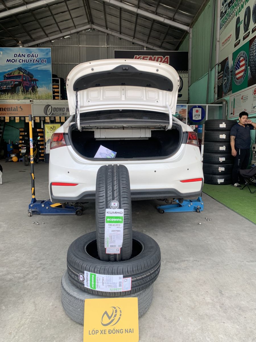 lốp 195/65R15 kumho ecowing kh27