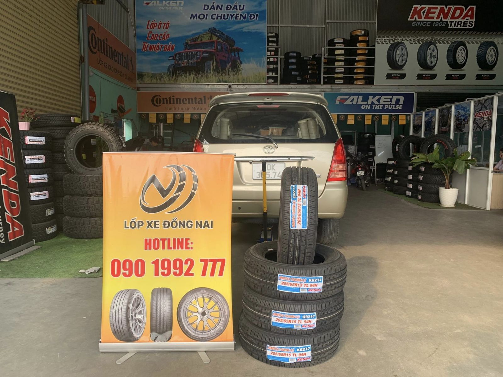 xe toyota innova thay lốp 205/65R15 kenda kr217