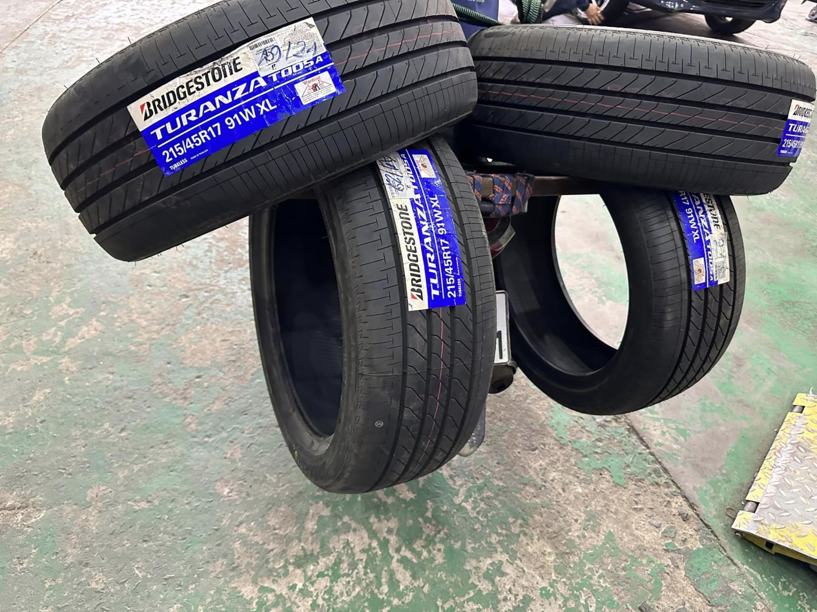 lốp xe 215/45R17 bridgestone turanza