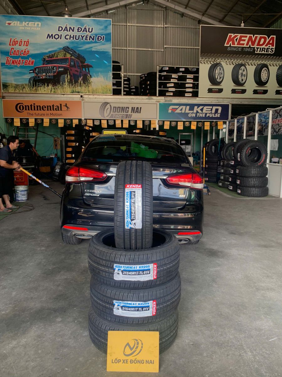 xe kia cerato thay lốp 215/45R17 kenda touring kr205