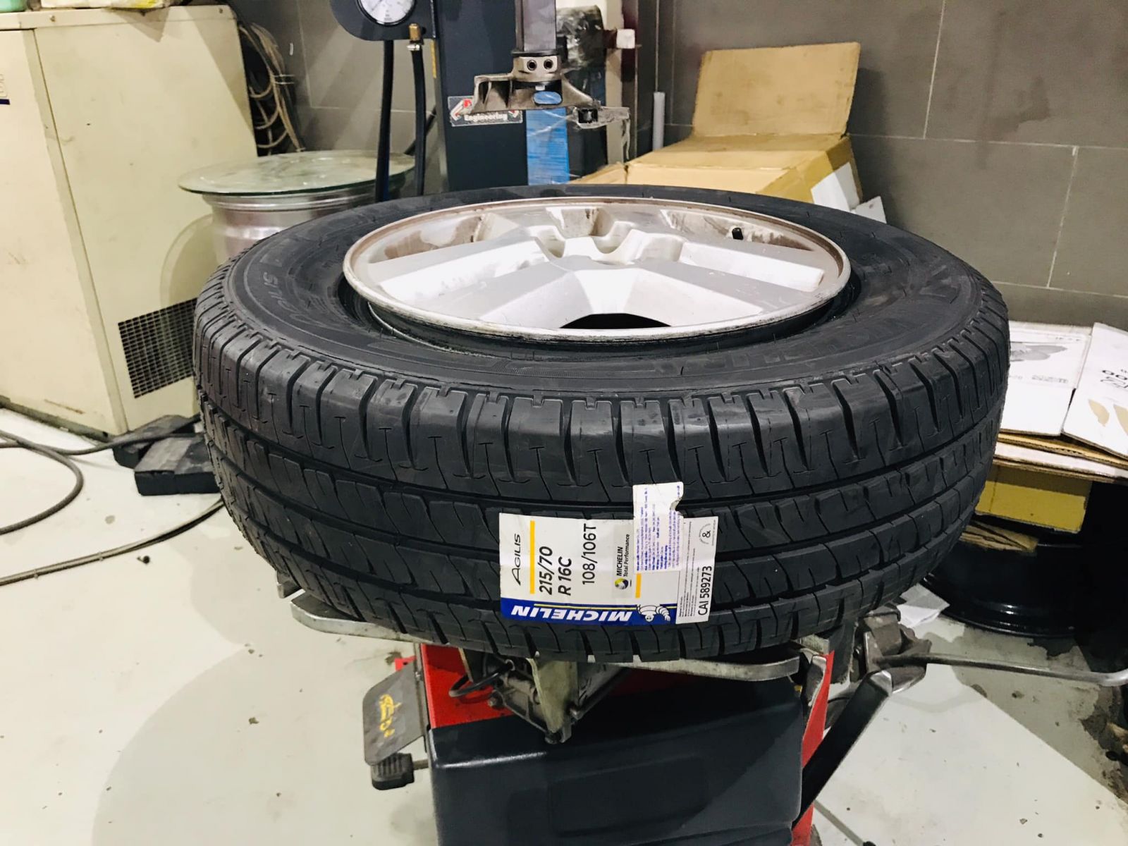 lốp xe 215/70R16 michelin agilis3