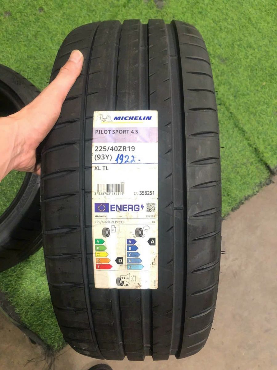 lốp ô tô 225/40R19 michelin