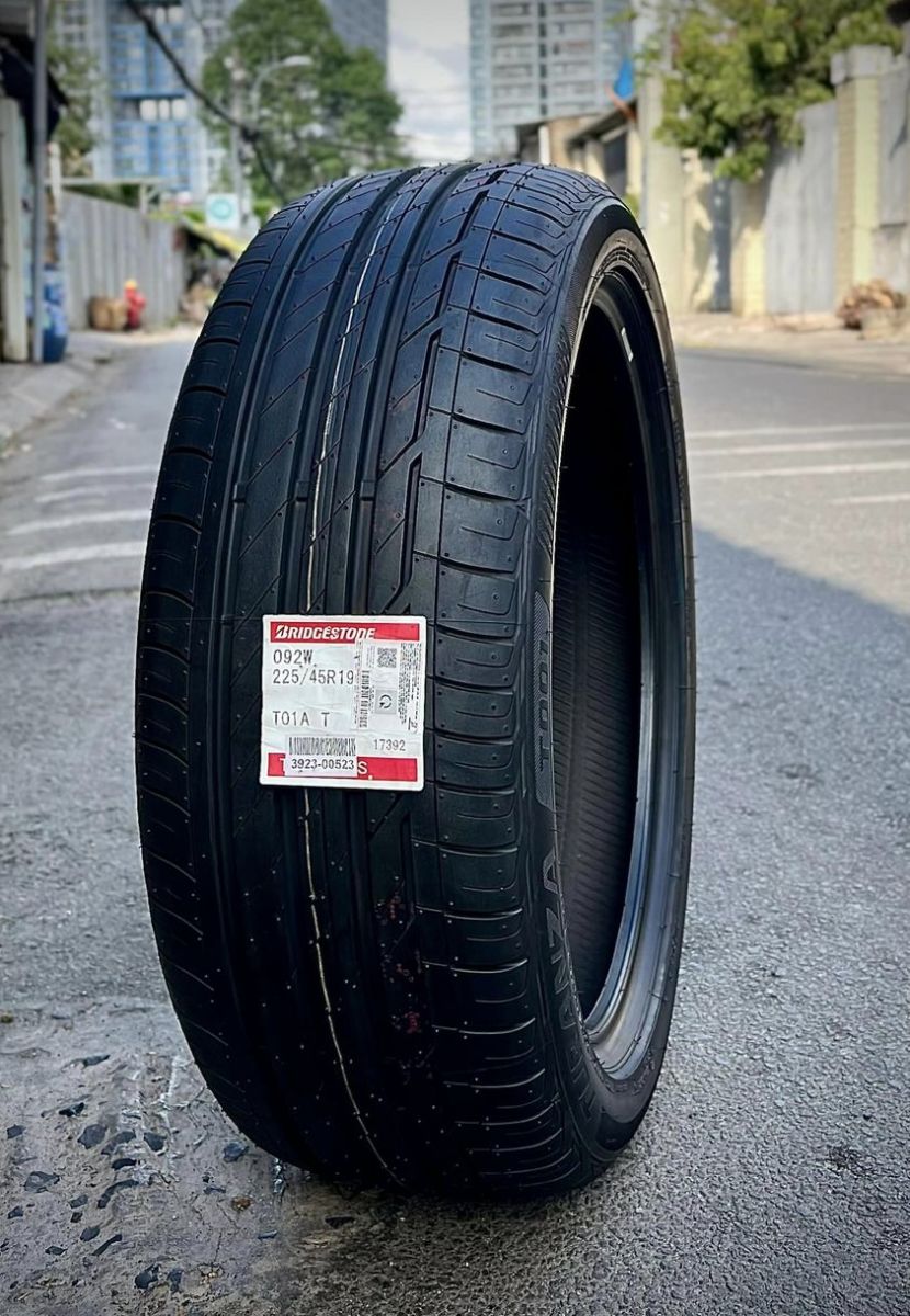 lốp 225/45R19 bridgestone alenza al01