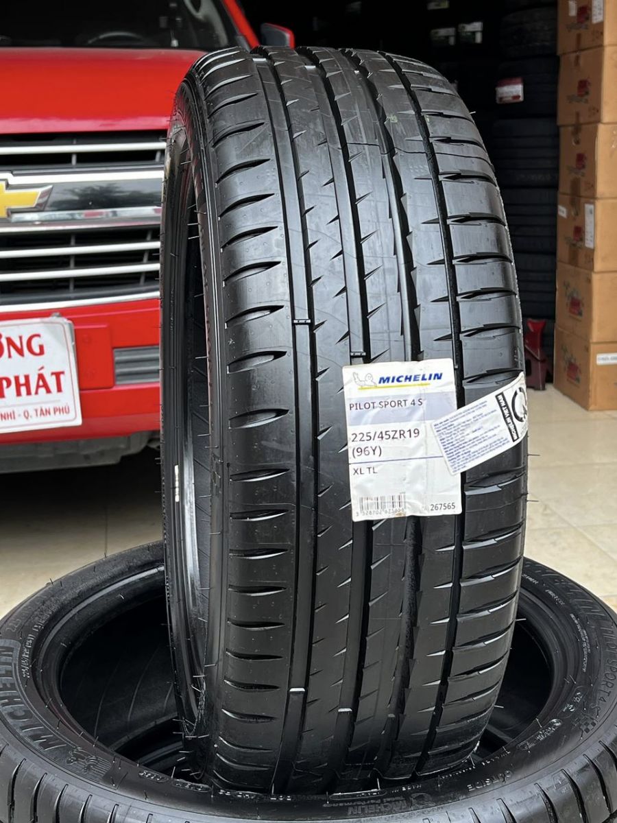 lốp 225/45R19 michelin pilot