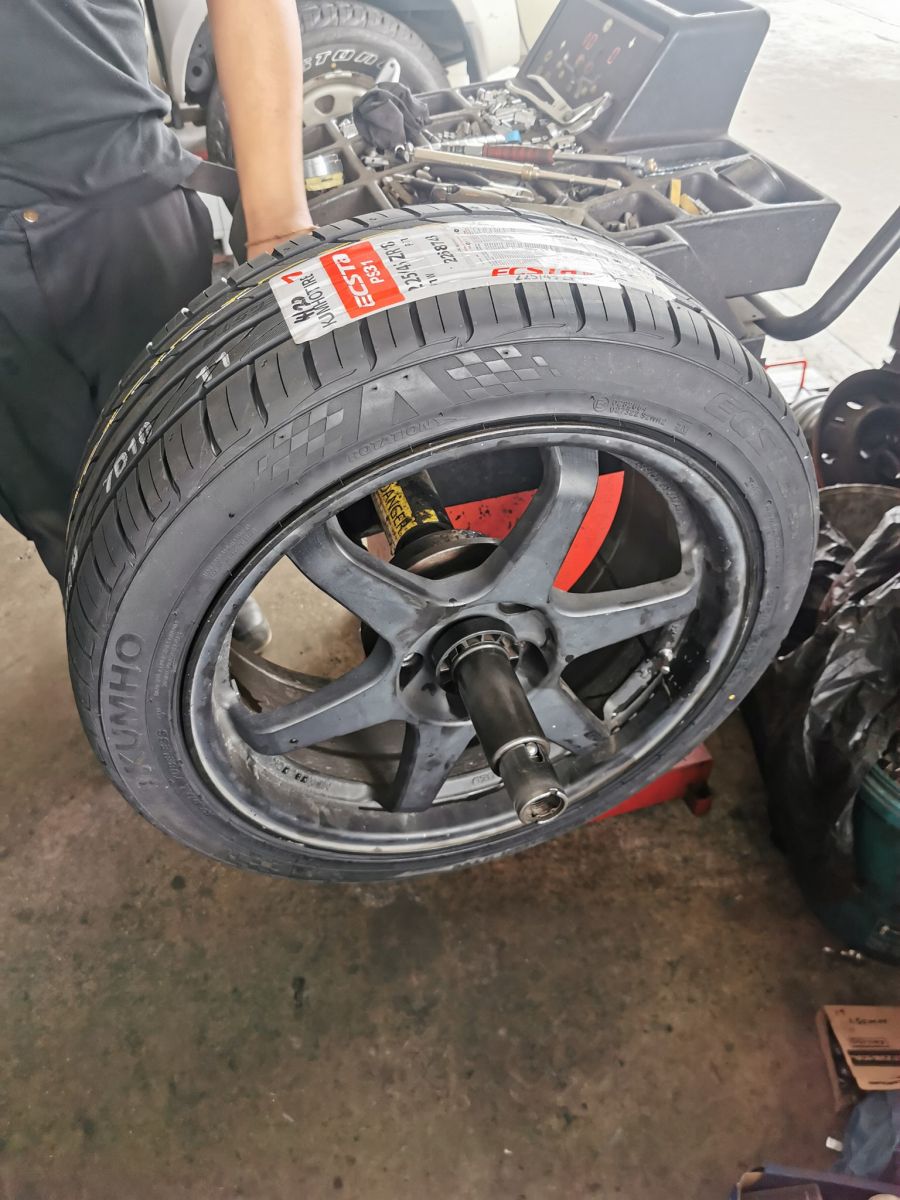 lốp ô tô 225/45ZR18 kumho ecsta ps31