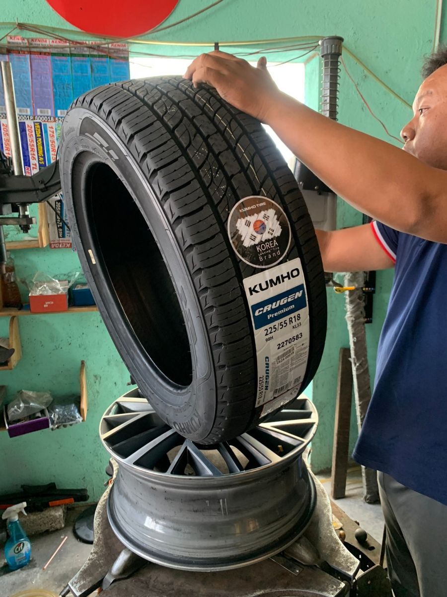 lốp 225/55R18 kumho crugen kl33