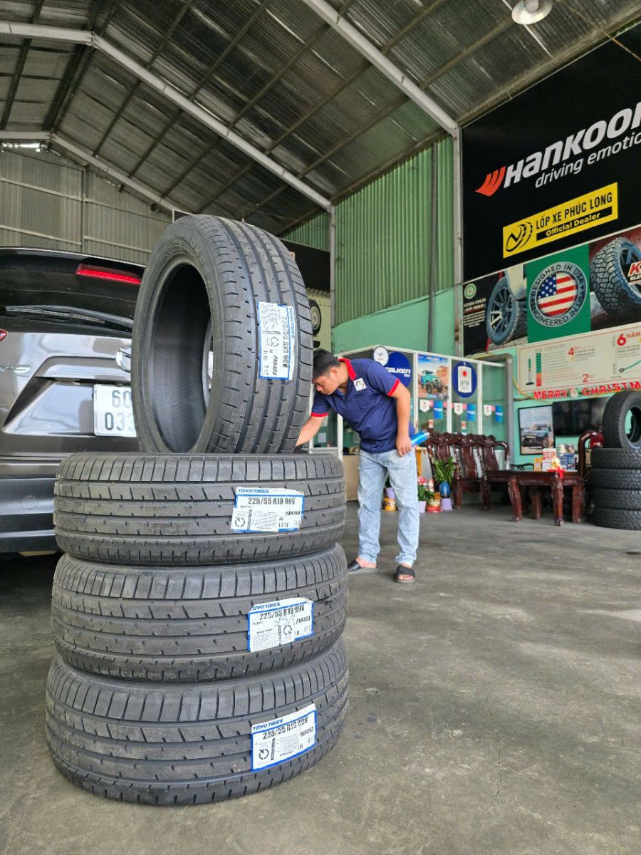 lốp ô tô 225/55R19 toyo pxr46a nhật bản