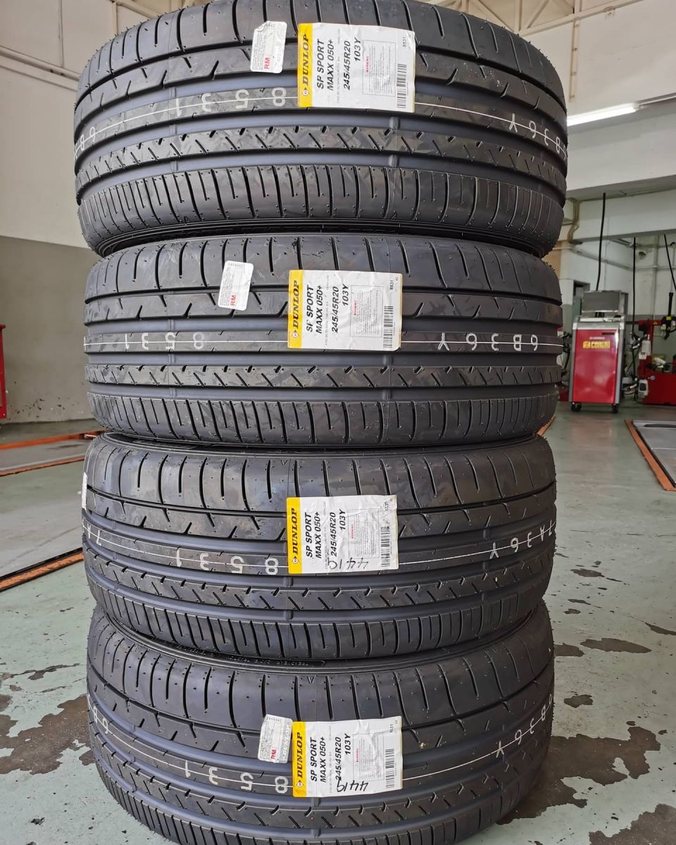 lốp ô tô 245/45R20 dunlop sport sport maxx 050