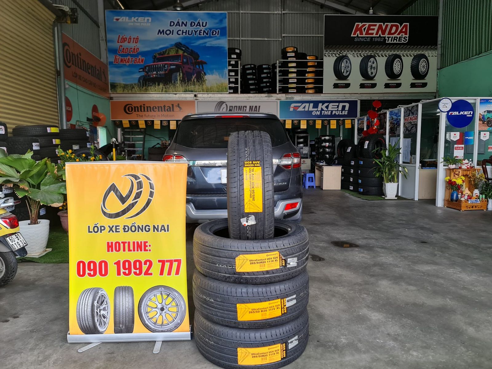 ford everest thay lốp 265/50R20 continental ultracontact uc6