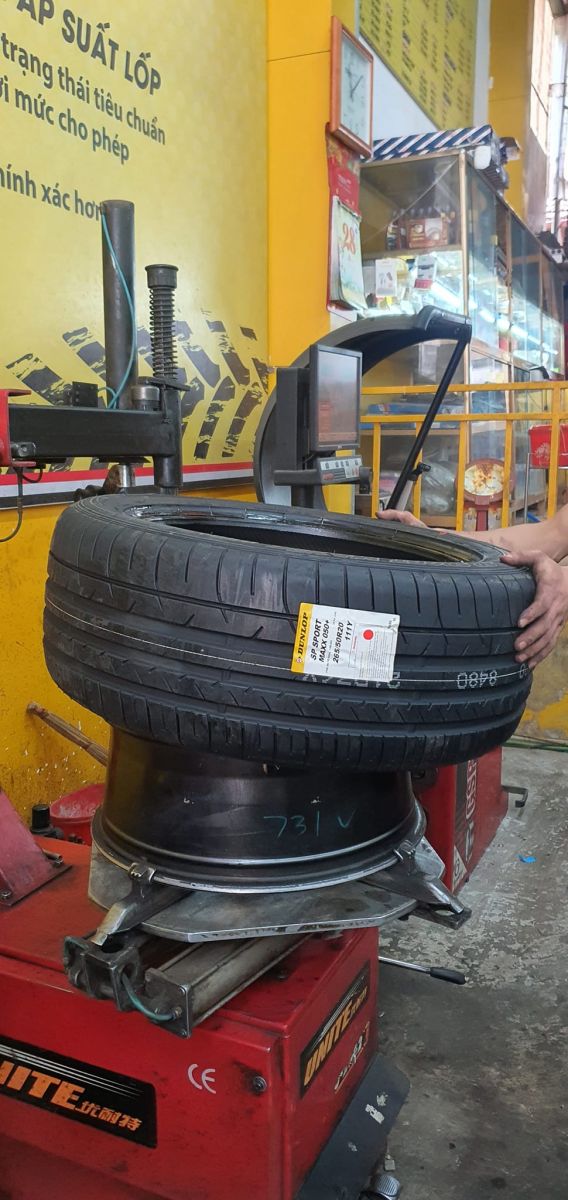 lốp 265/50R20 dunlop sp sport maxx 050 nhật bản