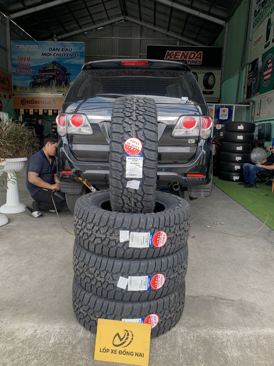 xe toyota fortuner thay lốp 265/65R17 falken wildpeak at3w nhật bản