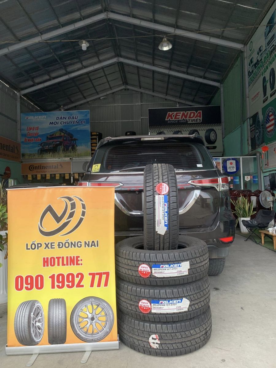 xe toyota fortuner thay lốp 265/65R17 falken wildpeak ht01