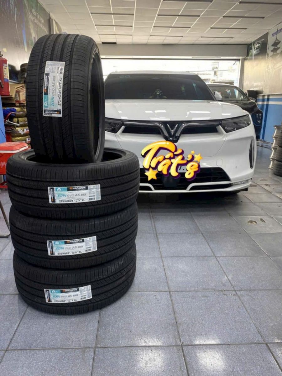 xe vinfast vf9 thay lốp 275/40R21 hankook ion