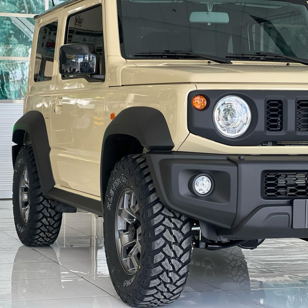 xe suzuki jimny thay lốp kenda