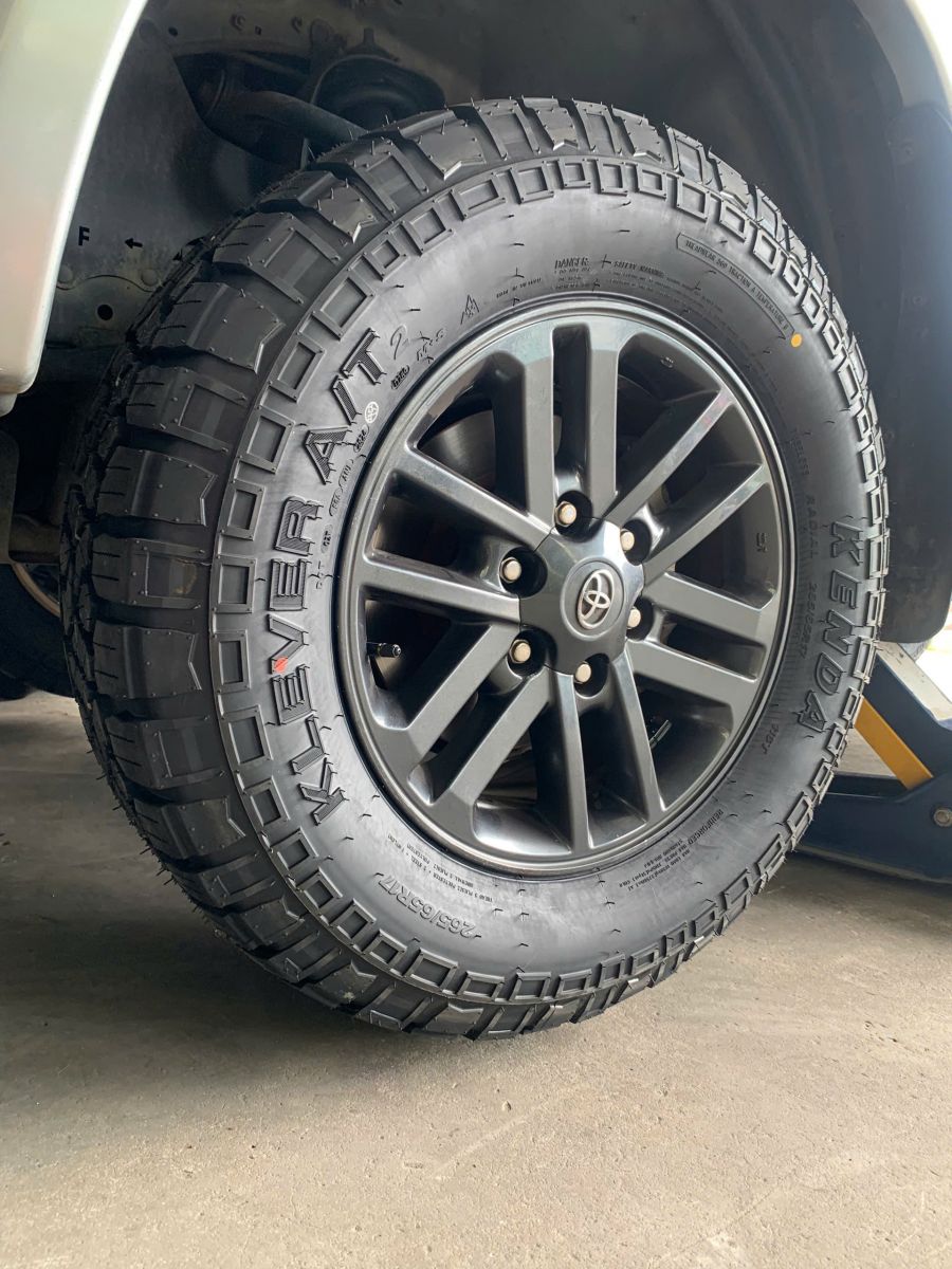 xe toyota fortuner thay lốp 265/65R17 kenda klever kr628