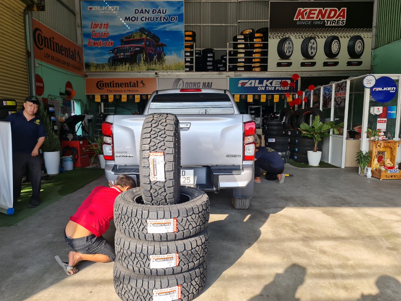 isuzu dmax thay lốp 255/65R17 kenda klever kr628