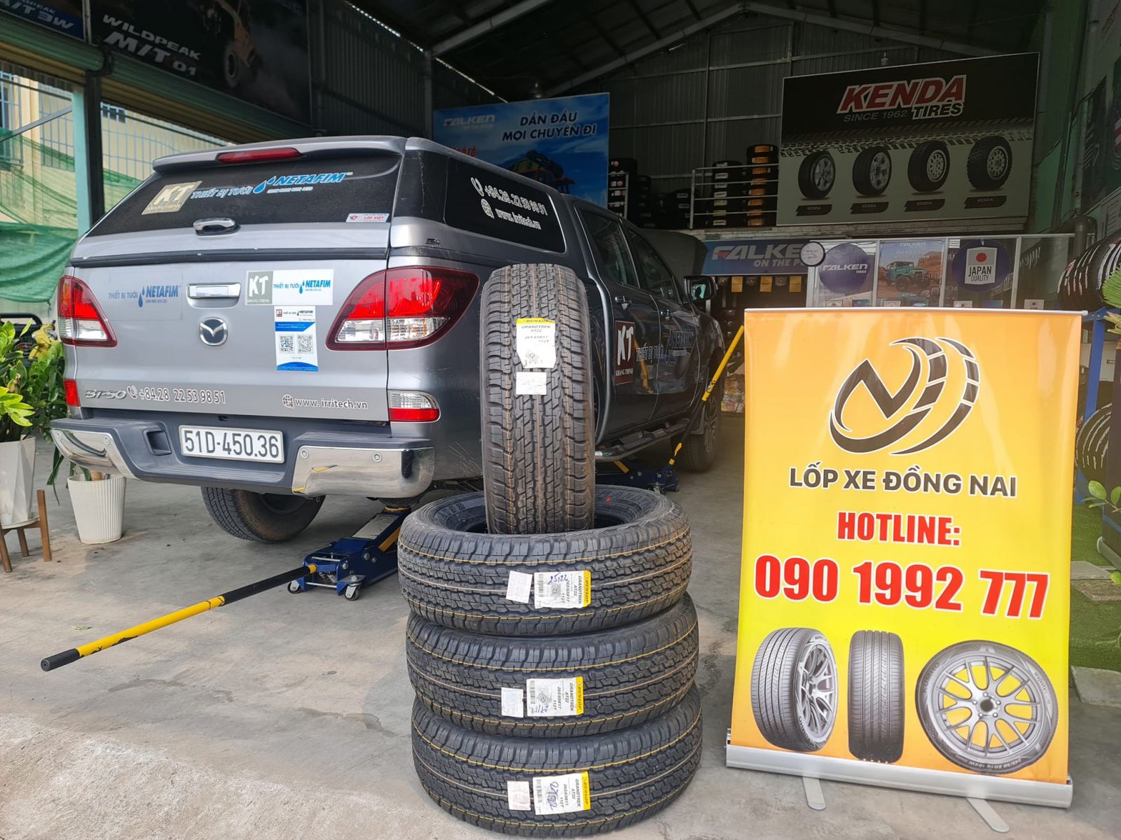 xe mazda bt50 thay lốp 265/65R17 dunlop grantrek at20