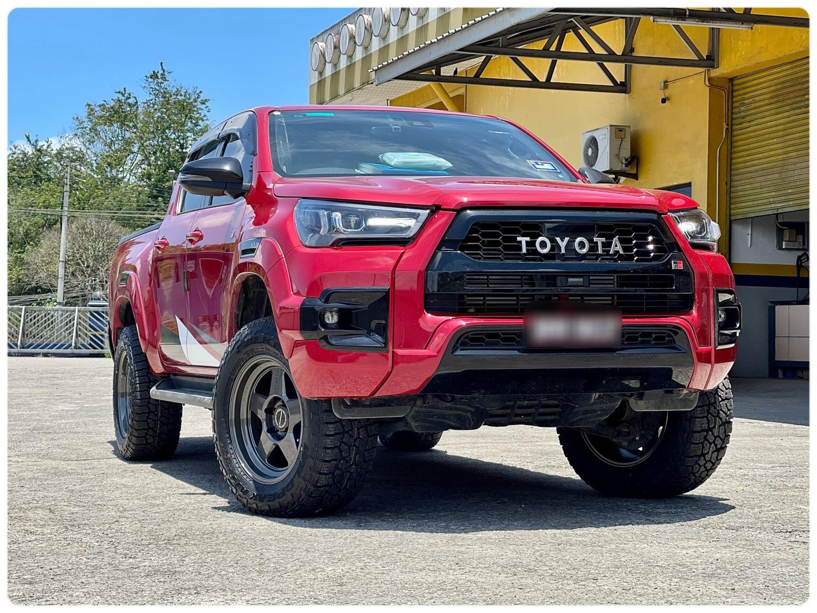 xe toyota hilux thay lốp falken at3w