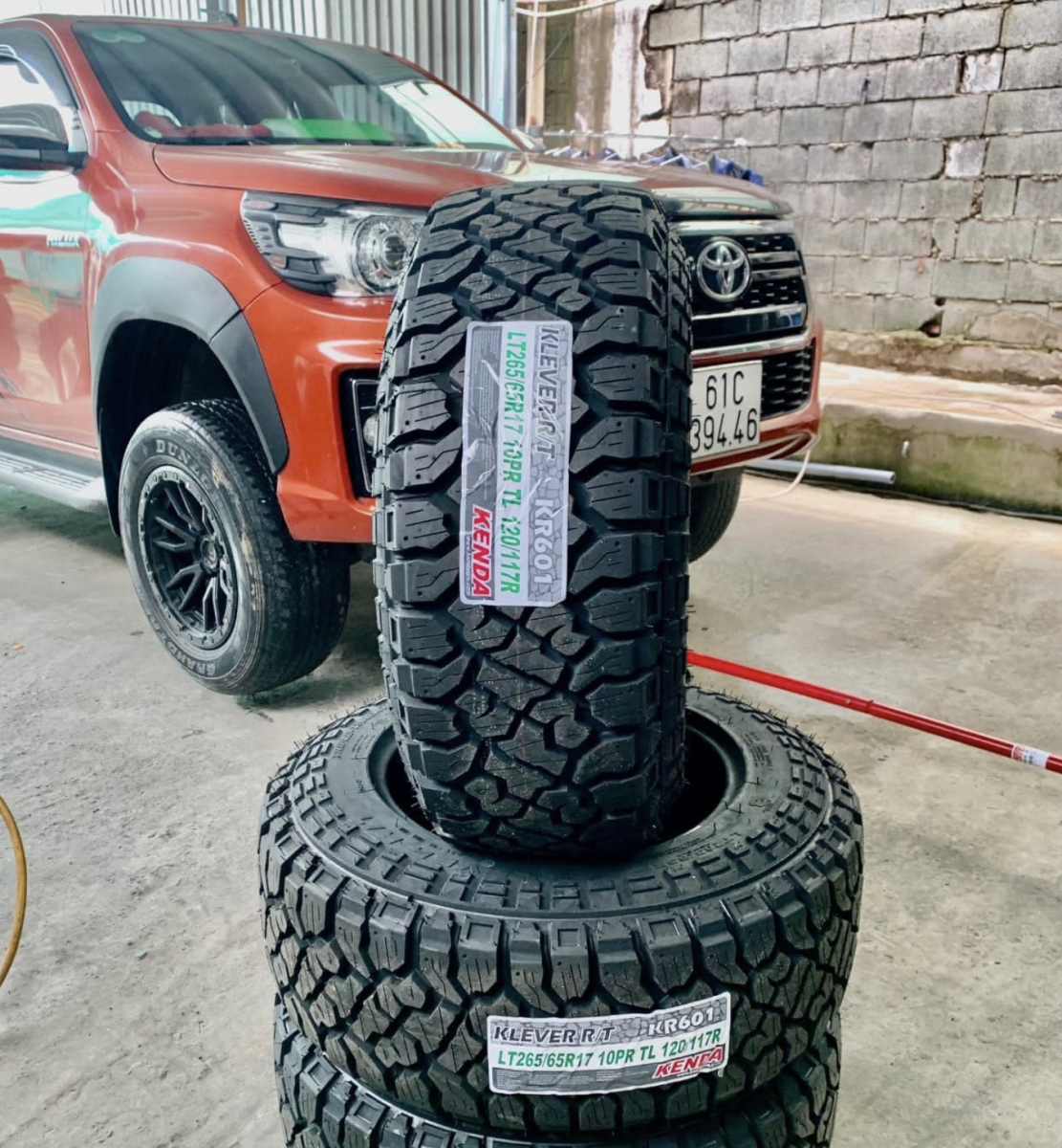 xe toyota hilux thay lốp 265/65R17 kenda kr601