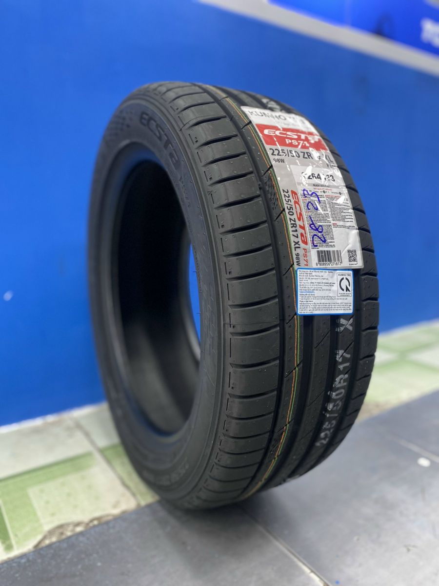 lốp ô tô 225/50ZR17 kumho ecsta ps71 hàn quốc