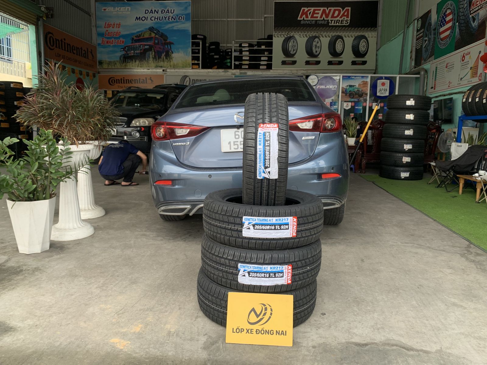 xe mazda 3 thay lốp 205/60R16 kenda touring kr217