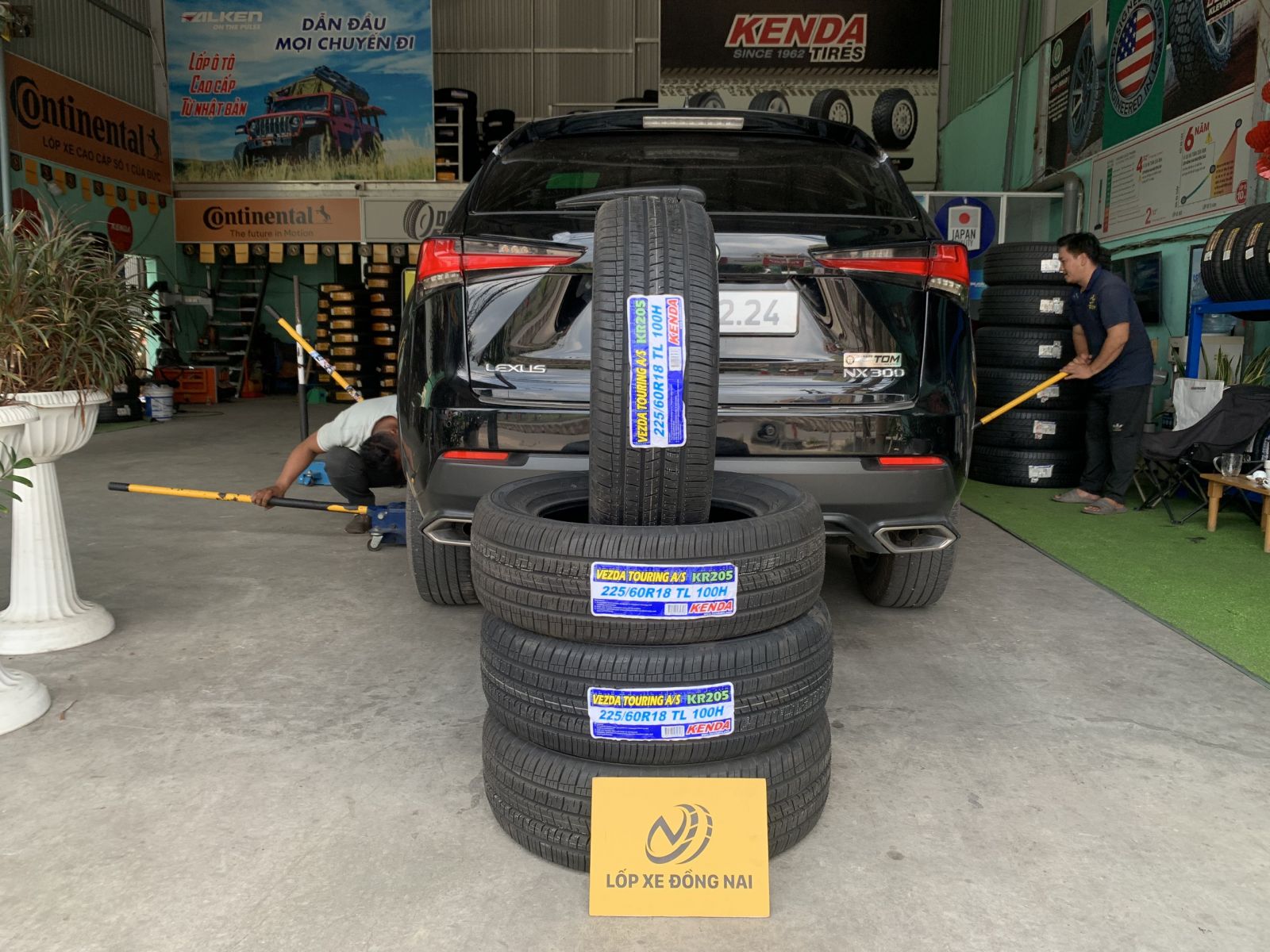 xe lexus nx300 thay lốp 225/60R18 kenda touring kr205