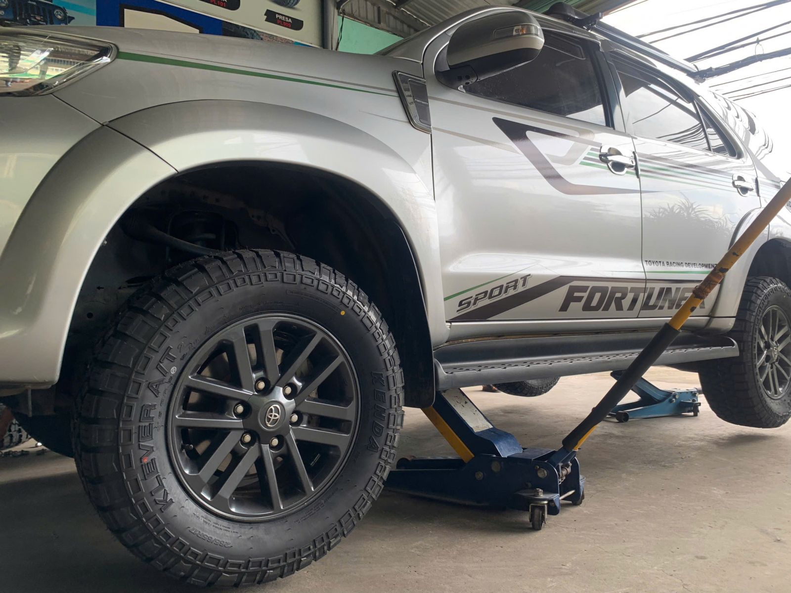 xe toyota fortuner thay lốp địa hình 265/65R17 kenda klever kr628