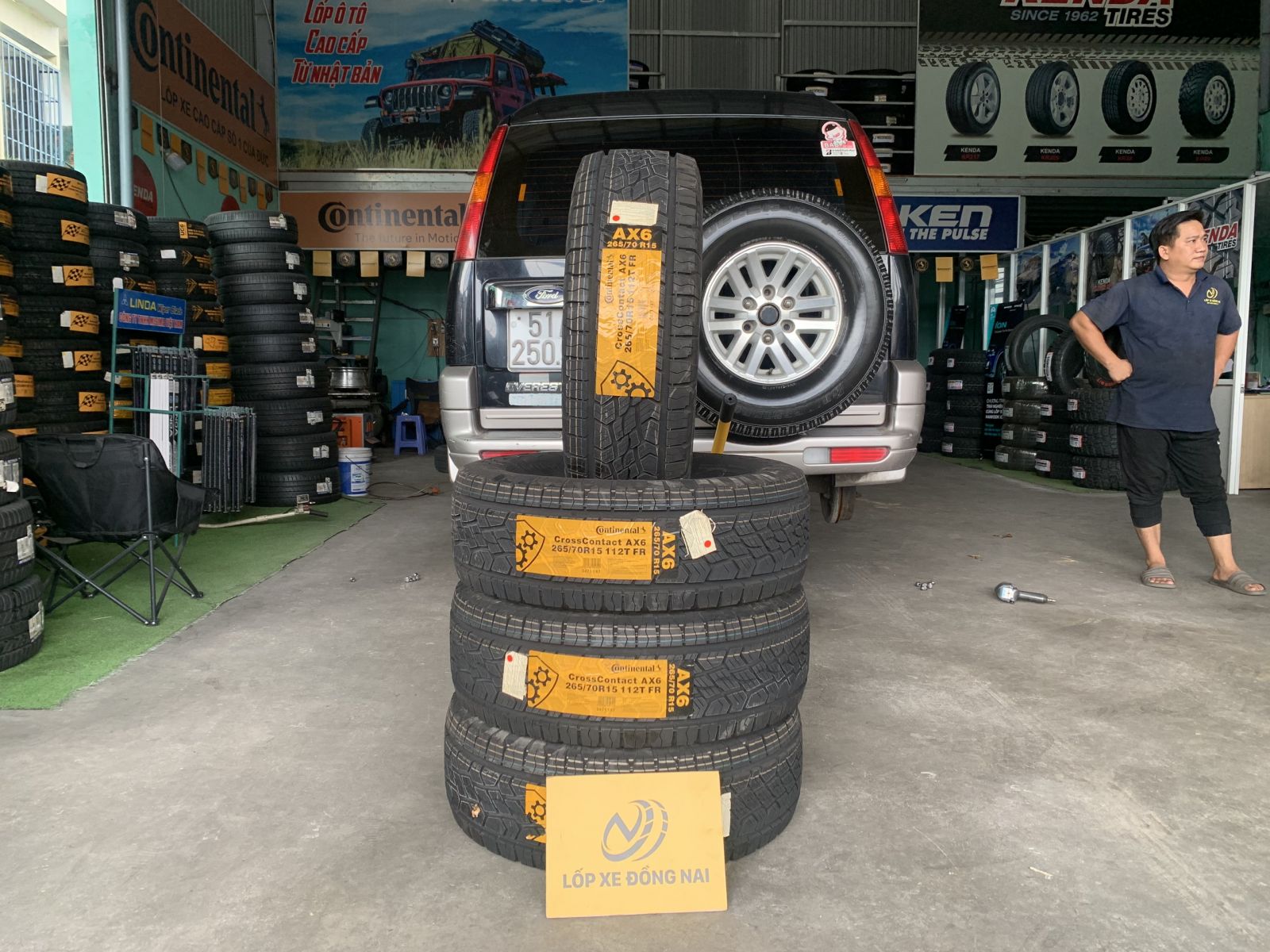 xe ford everest thay lốp 265/70R156 continental conticrosscontact ax6