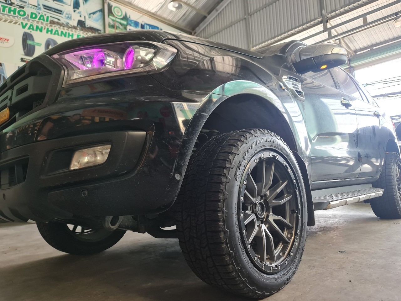 xe ford everest thay lốp 265/50R20 falken wildpeak at trail