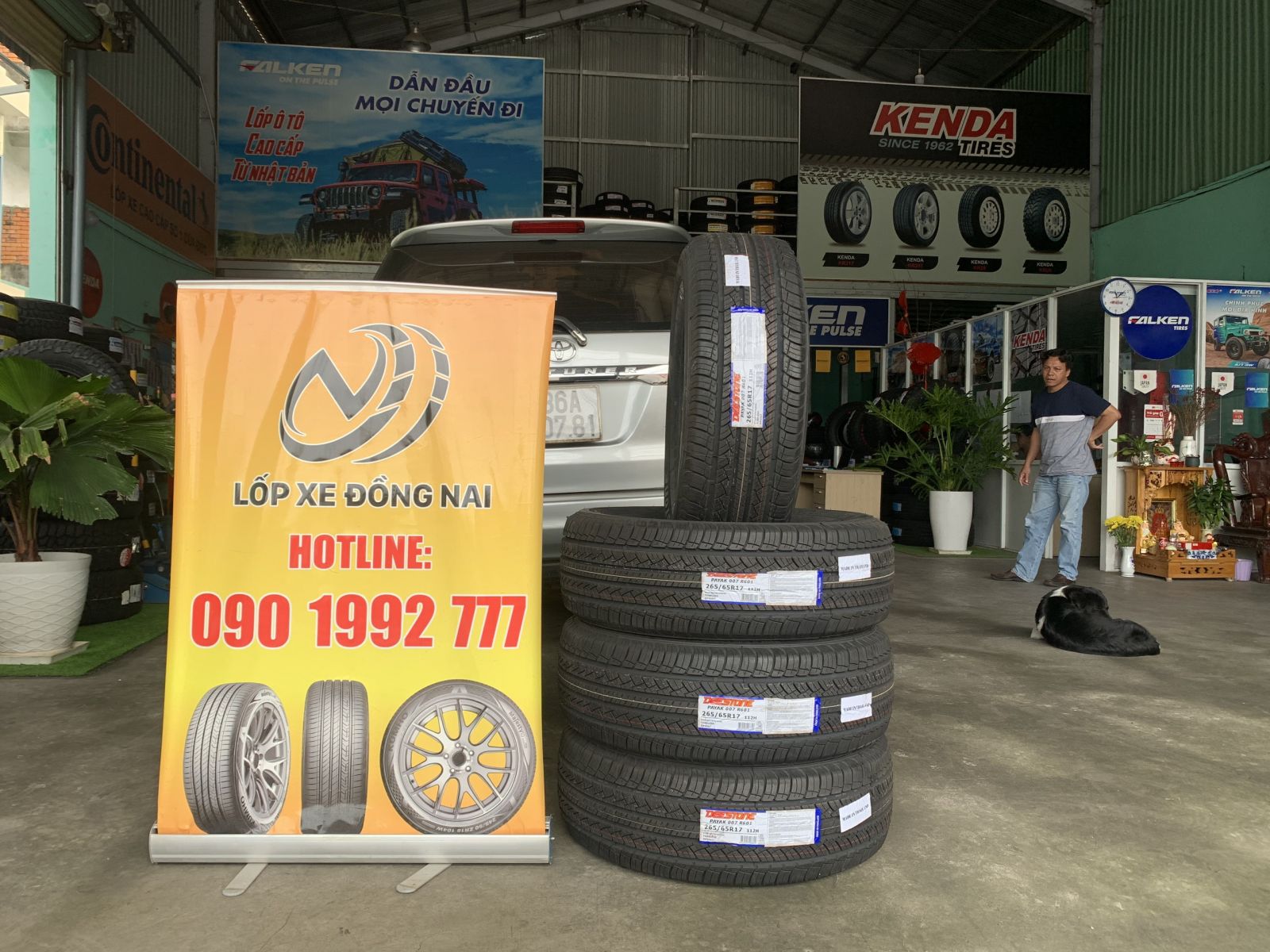 xe toyota fortuner thay lốp 265/65R17 deestone