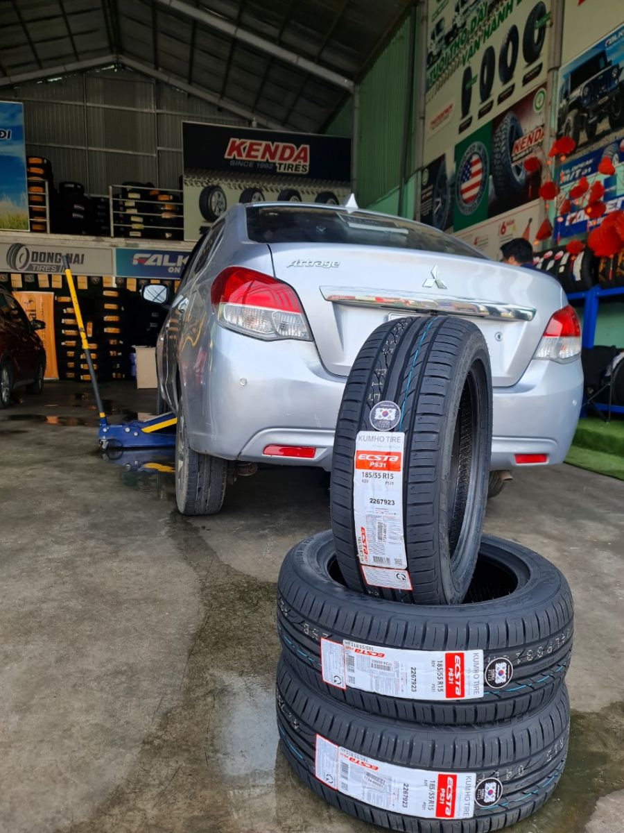 xe mitsubishi attrage thay lốp 185/55R15 kumho ecsta ps31