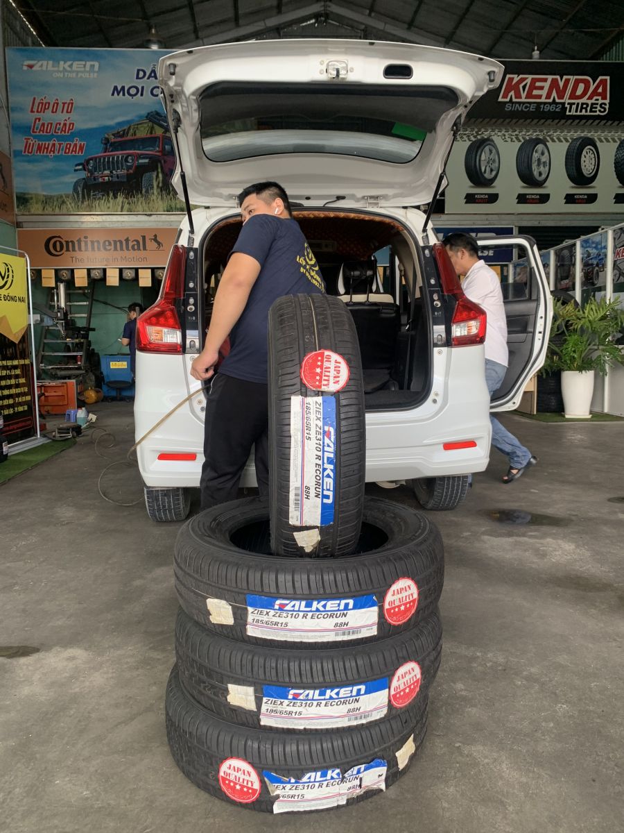 xe hyundai accent thay lốp 225/55R18 falken ze310 ecorun