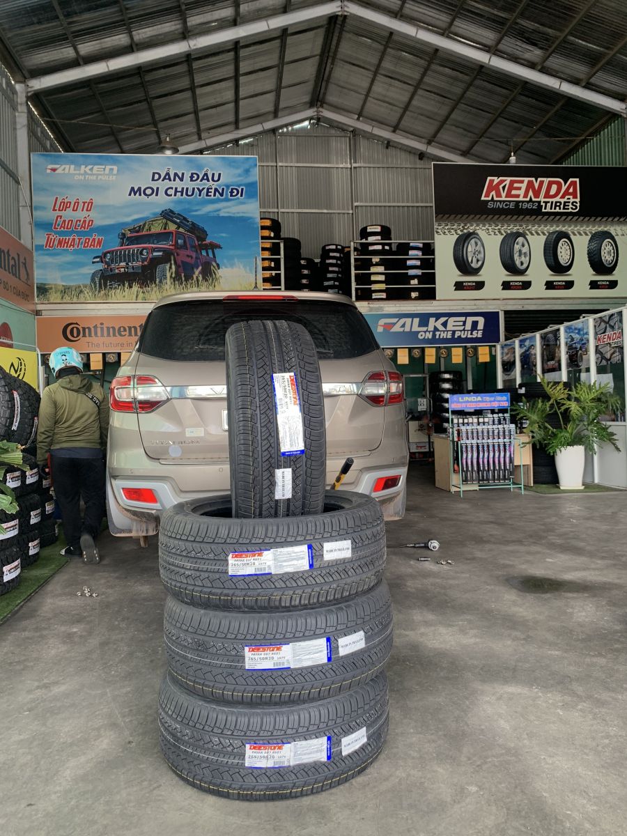 ford everest thay lốp 265/50R20 deestone r601 thái lan