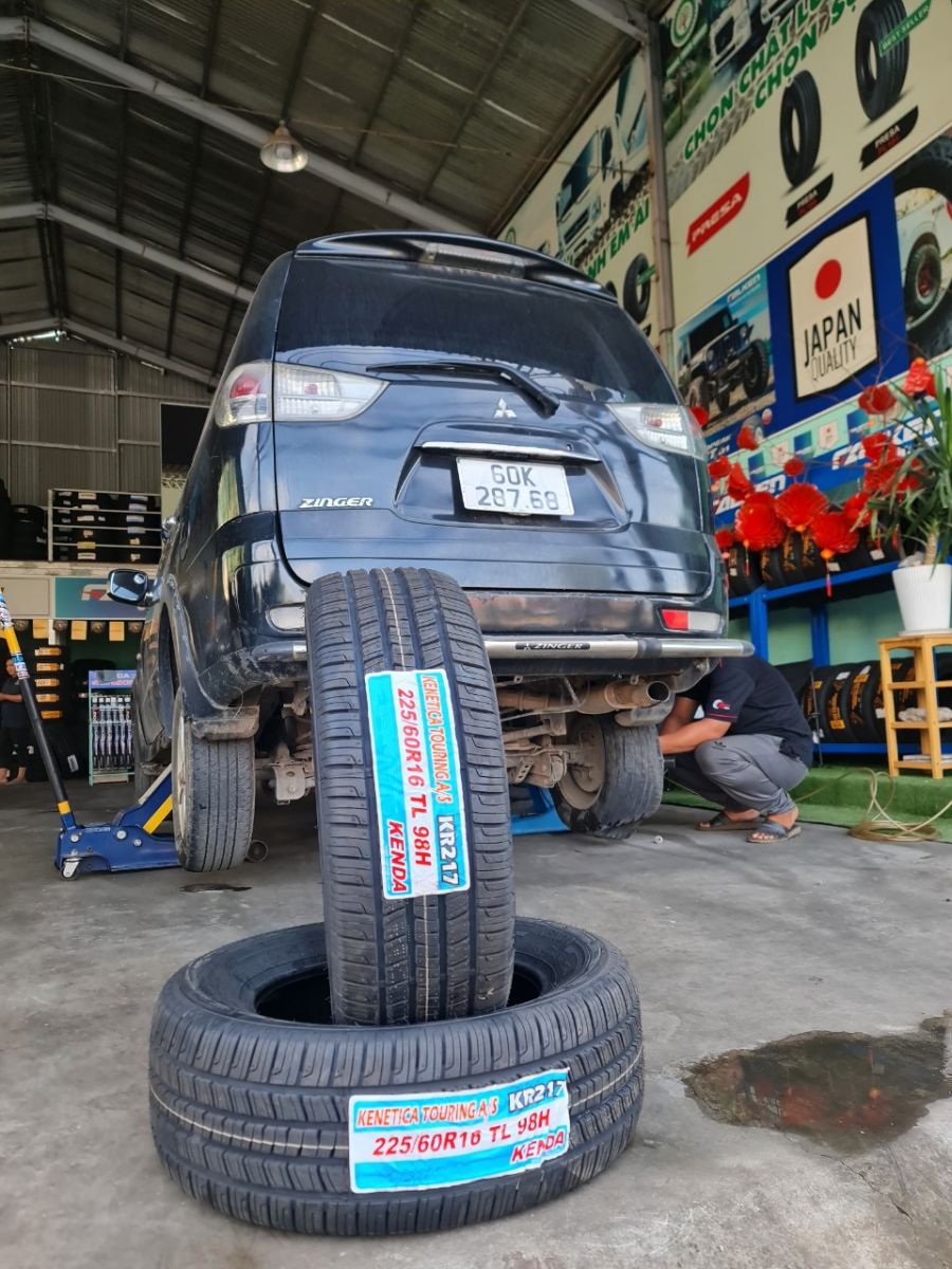 xe mitsubishi zinger thay lốp 225/60R16 kenda touring kr217