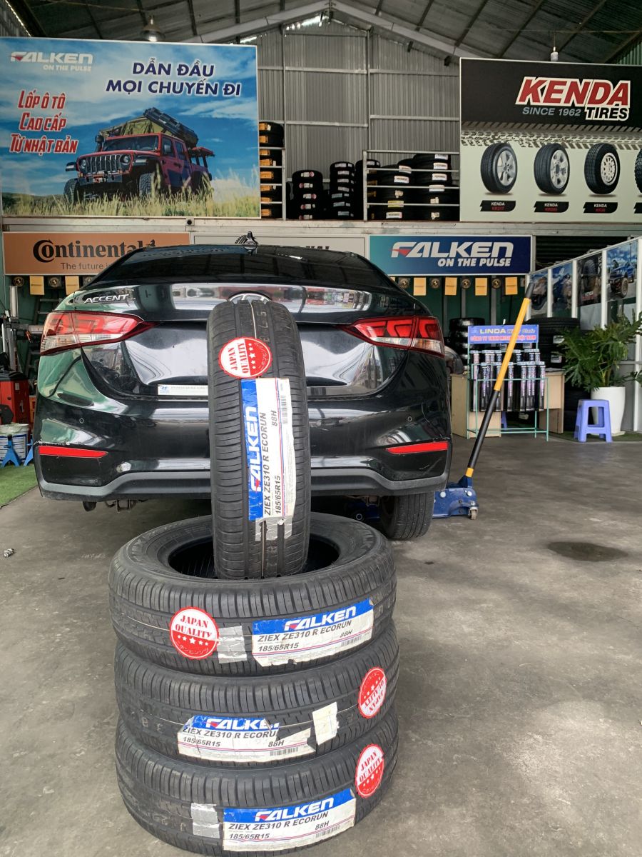 xe hyundai accent thay lốp 185/65R15 falken ze310 ecorun