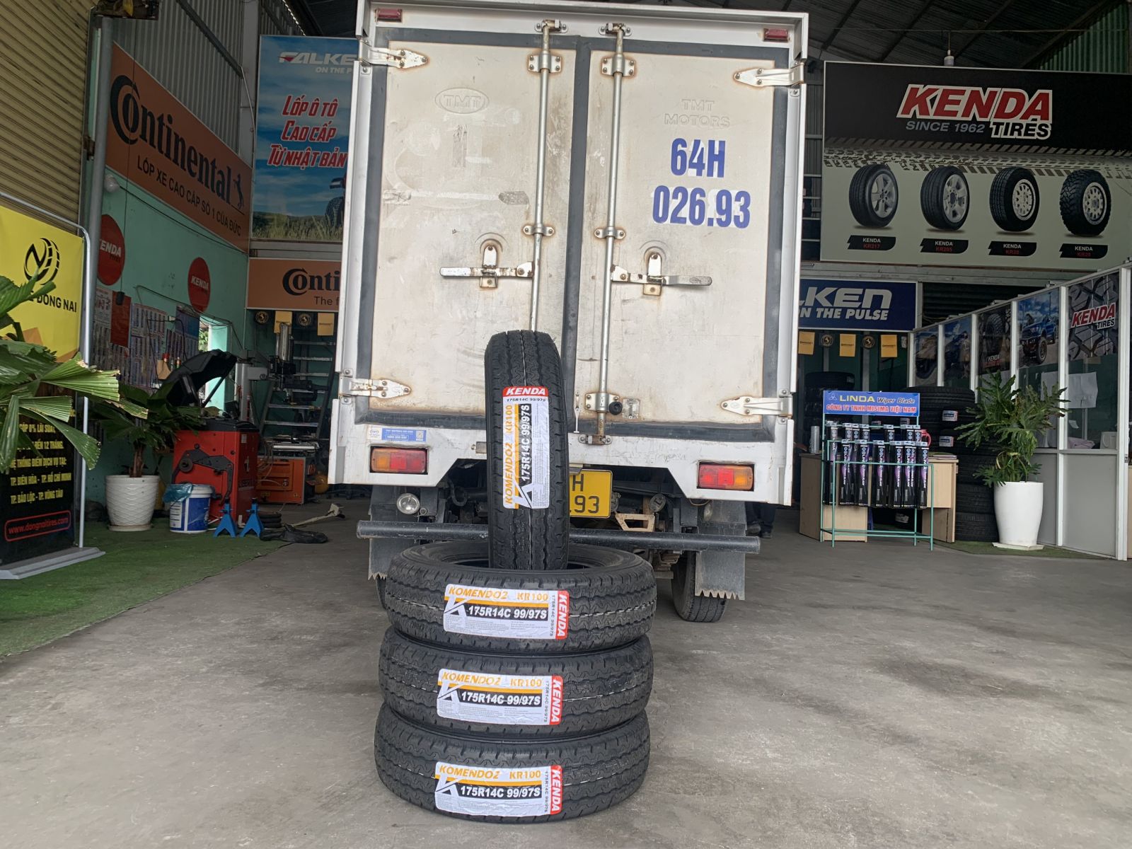 xe tải tata super ace thay lốp 175R14C kenda kr100