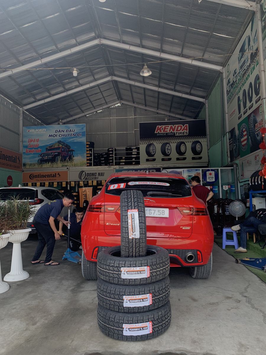 xe jaguar thay lốp 235/60R18 kenda klever kr28