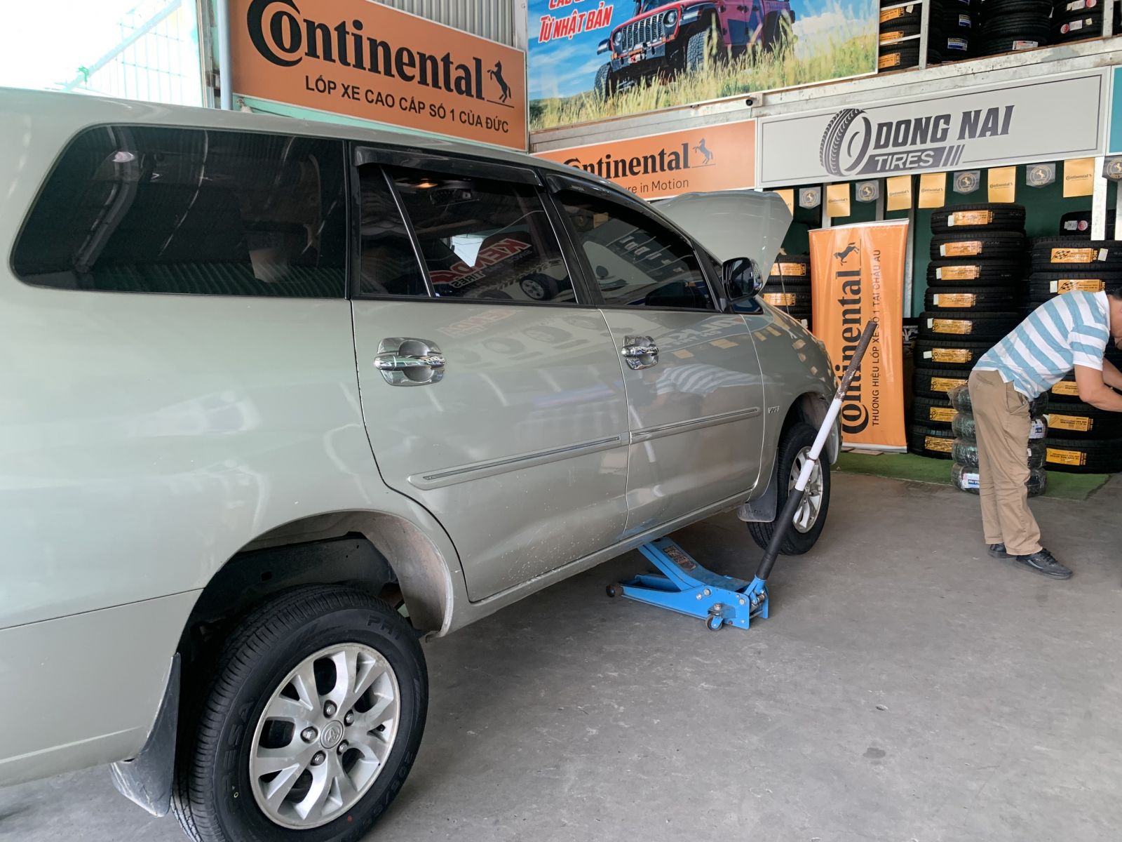 xe toyota innova thay lốp 205/65R15 presa pr1