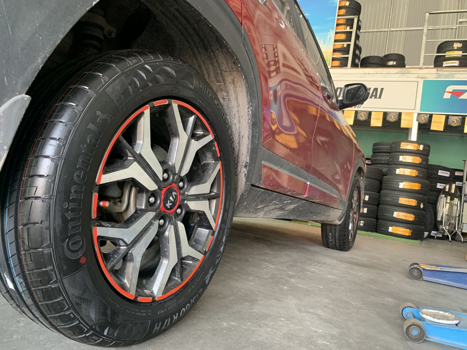 xe kia seltos thay lốp 215/60R17 continental uc6 suv