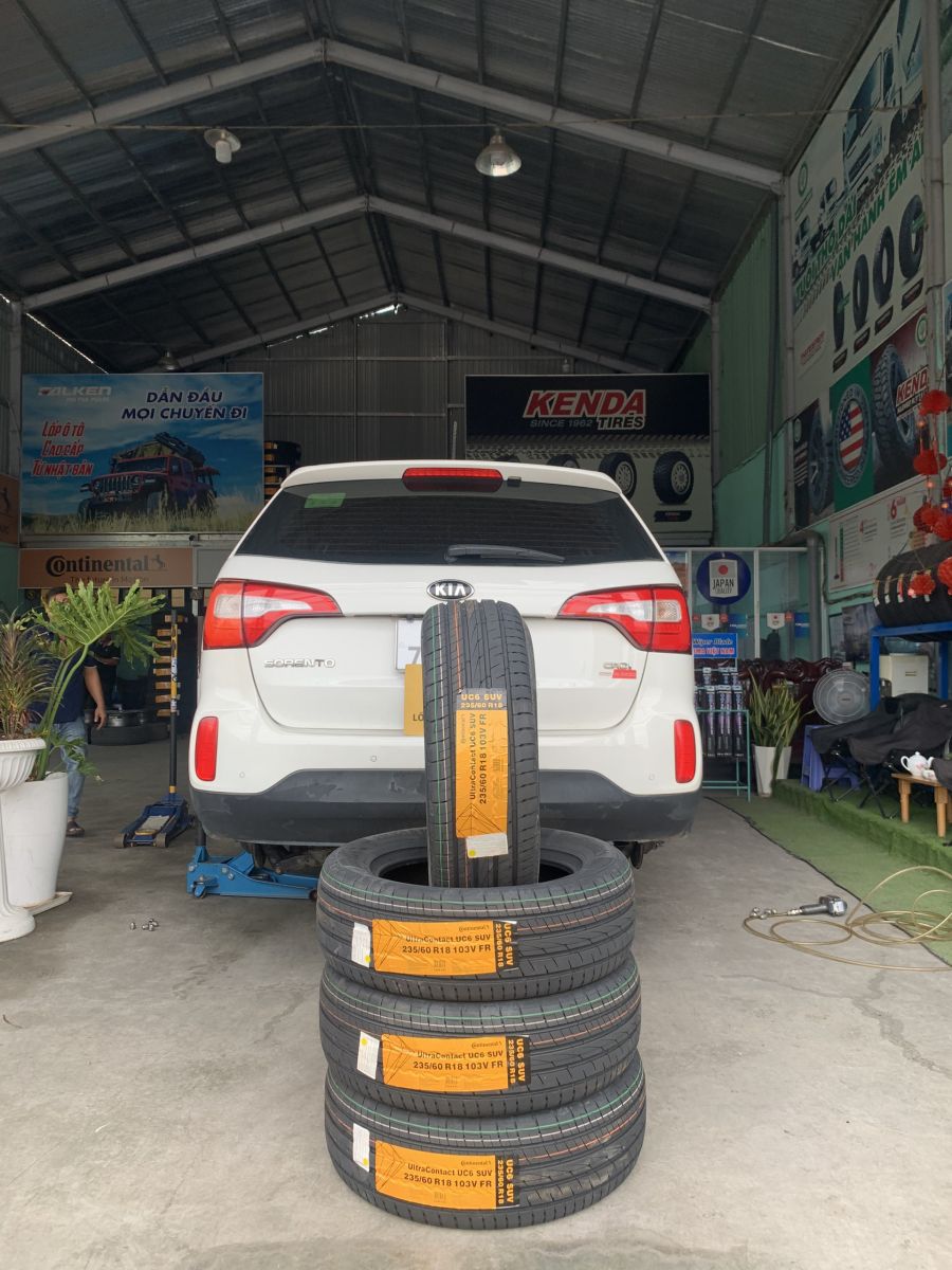 xe kia sorento thay lốp 235/60R18 continental ultracontact uc6