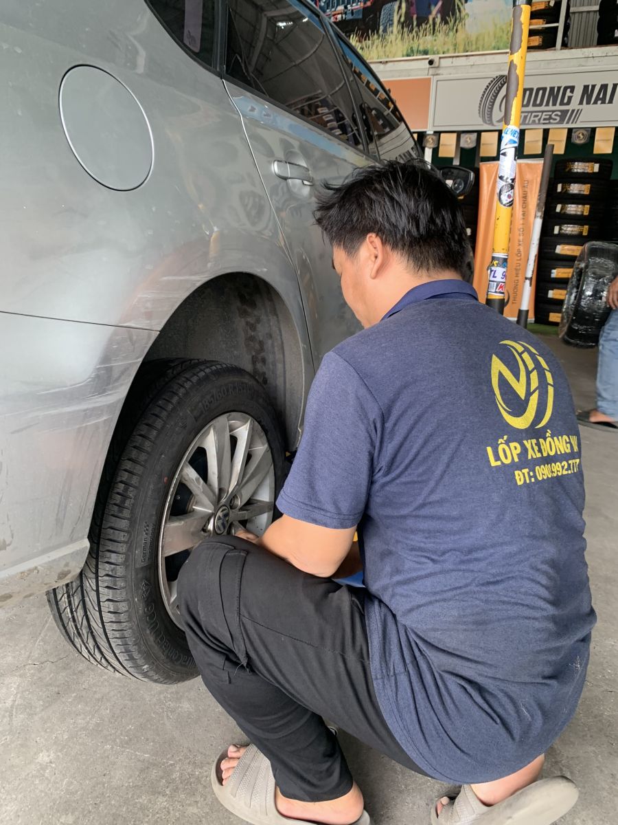 lốp ô tô 185/60R15 continental ultracontact uc6