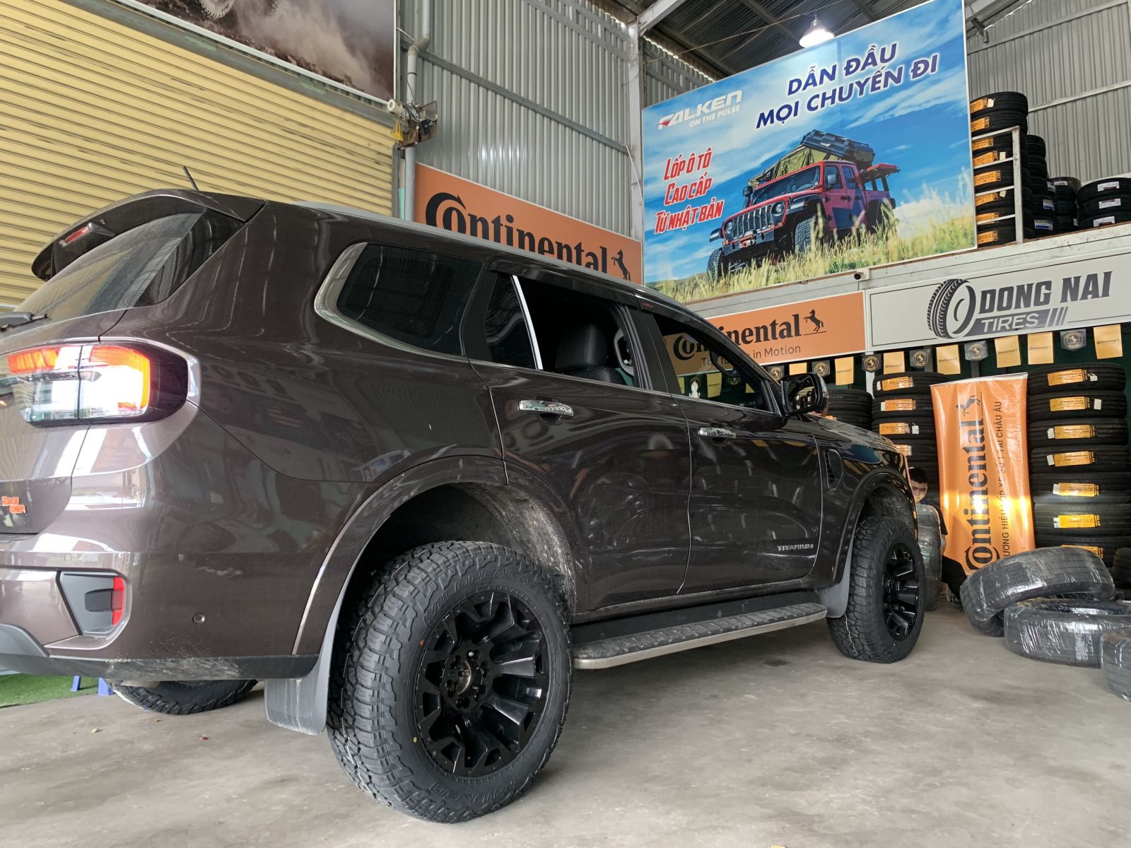 ford everest thay lốp 265/60R18 falken at3w nhật bản