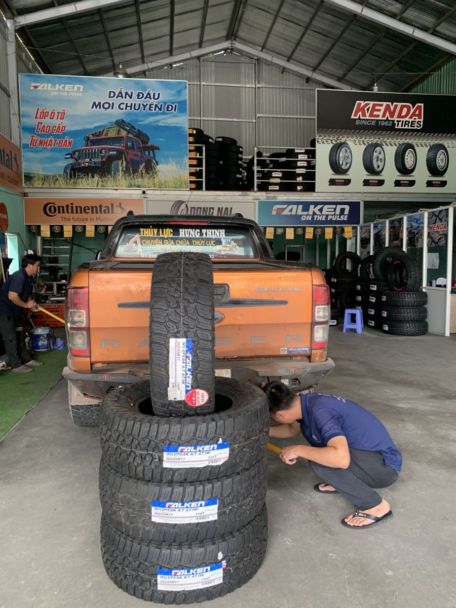 ford ranger thay lốp 265/65R17 falken at3w nhật bản