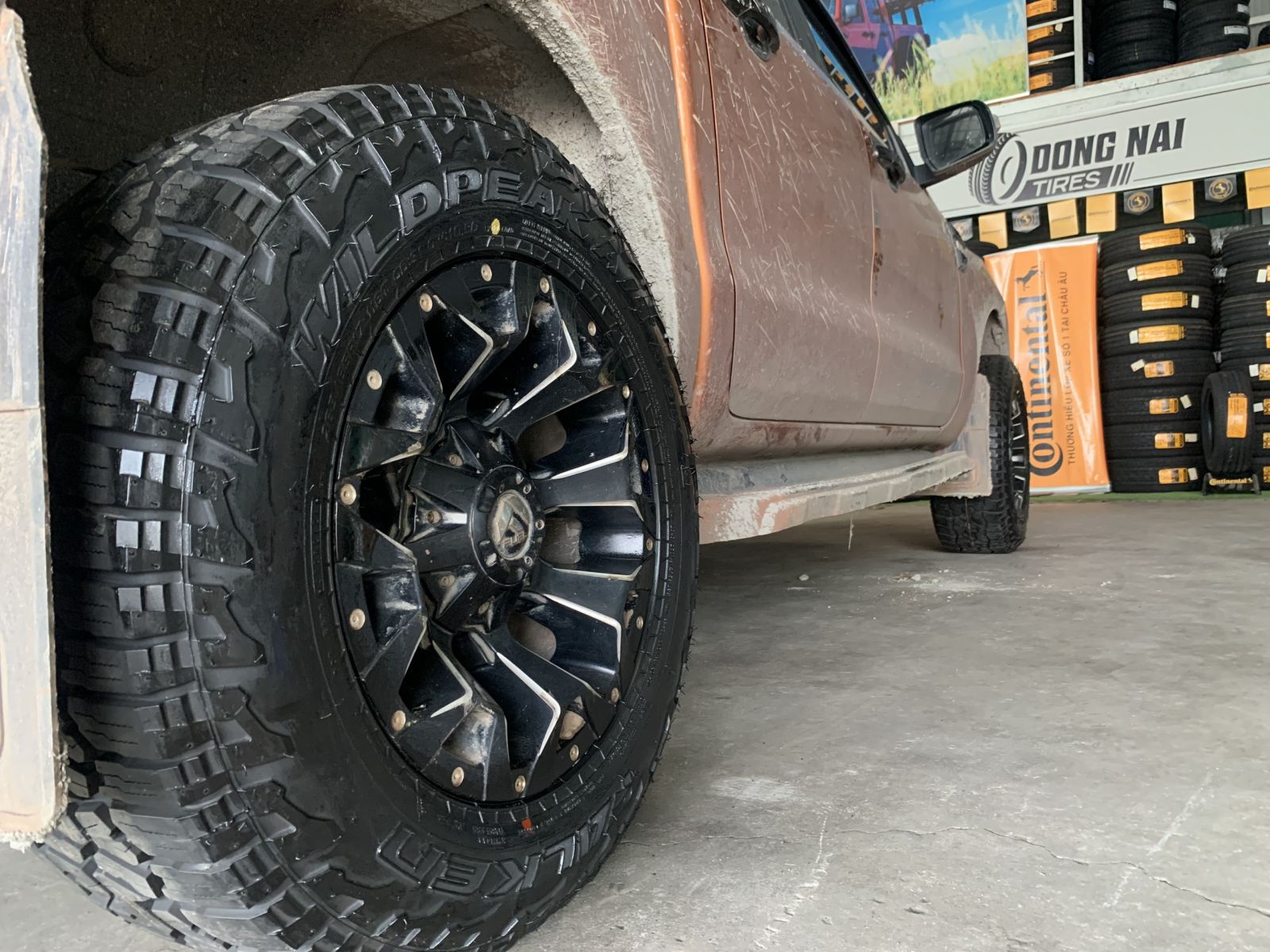 ford ranger thay lốp địa hình 265/65R17 falken at3w nhật bản