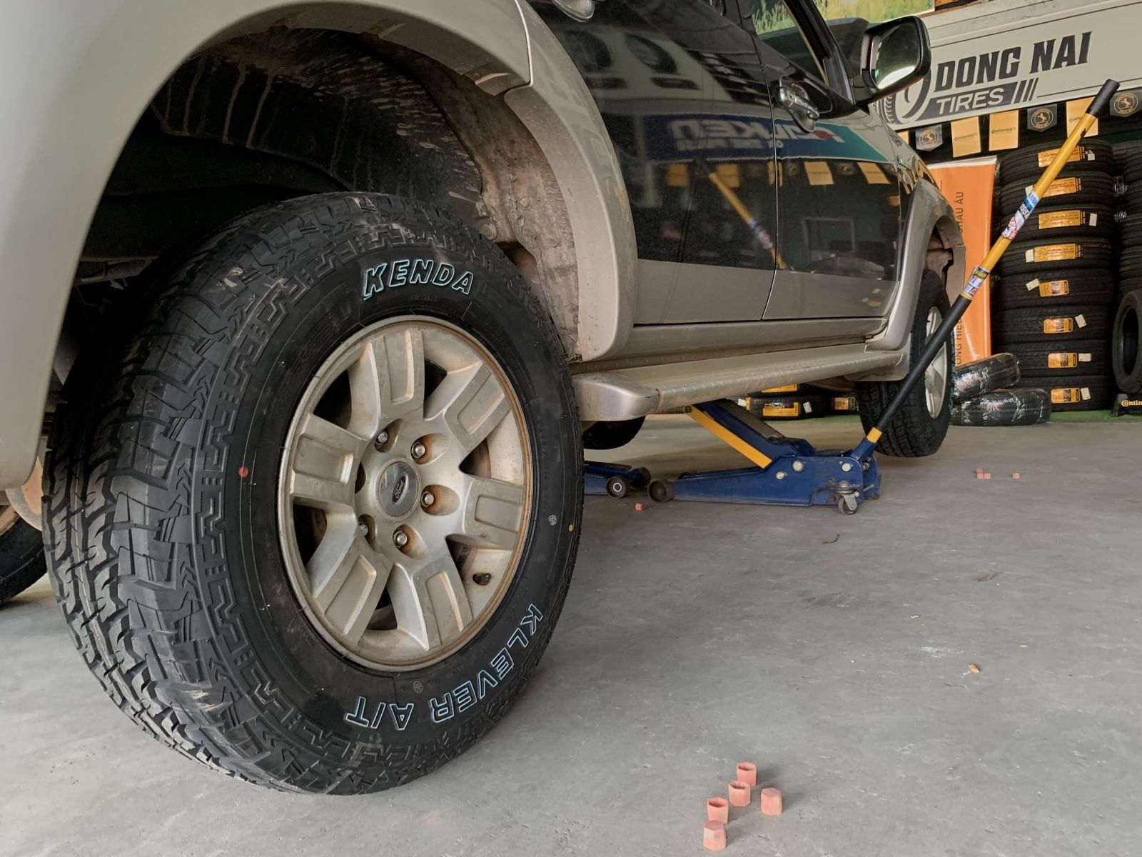 xe ford everest thay lốp 245/70R16 kenda kr28