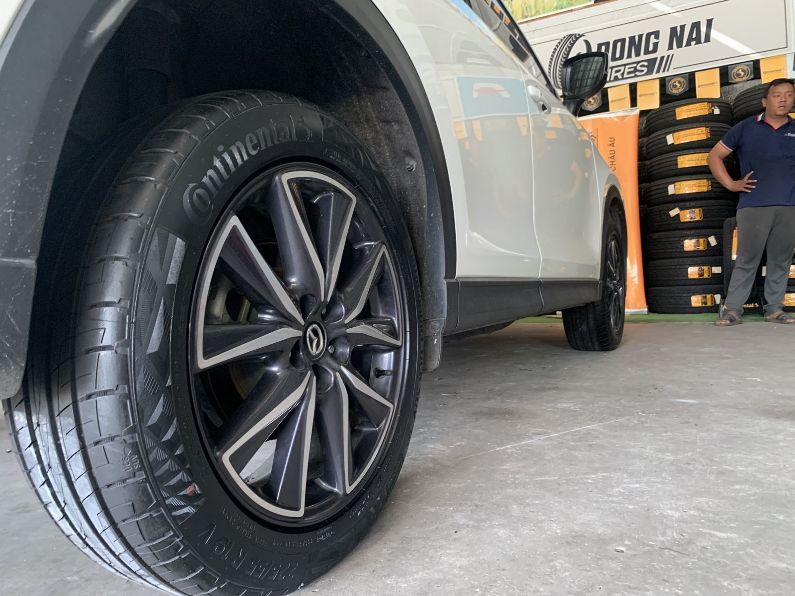 lốp 225/55R19 continental ultracontact uc6