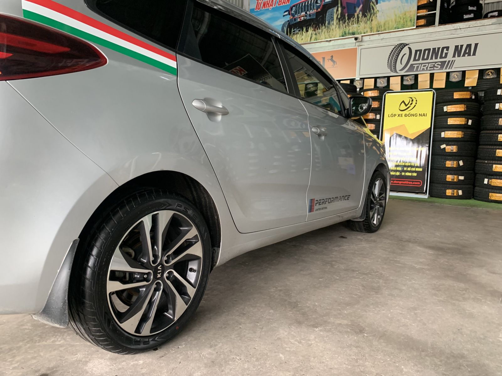 xe kia rondo thay lốp 225/45R17 presa ps55 thái lan