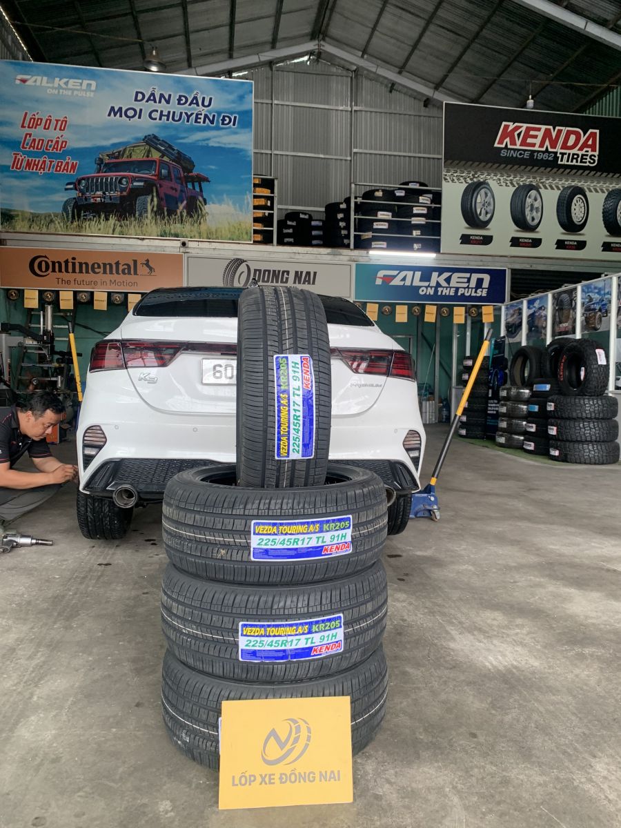 xe kia k3 thay lốp 225/45R17 kenda touring a/s kr205