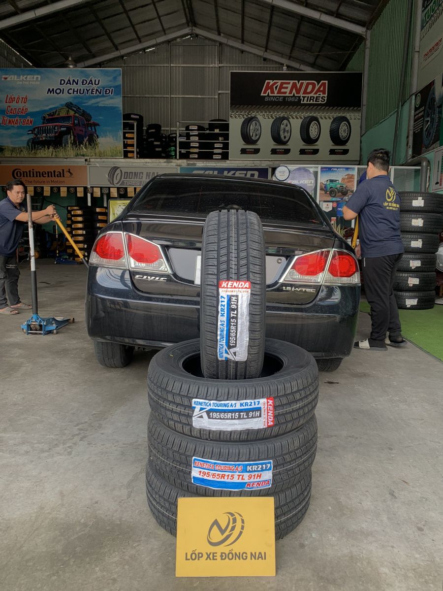 xe honda civic thay lốp 195/65R15 kenda kr217